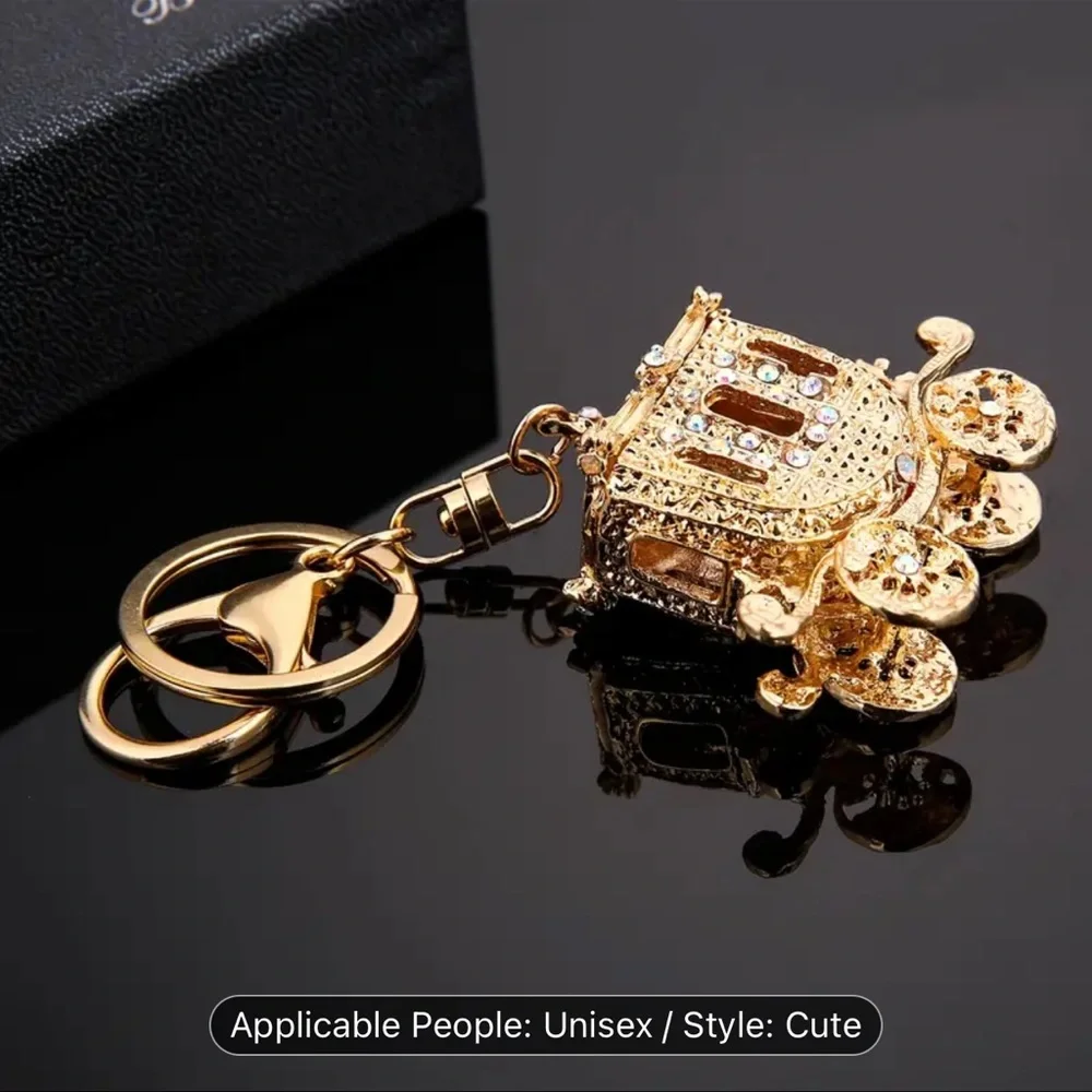 Gold Carriage Keychain - Picture 5 of 5